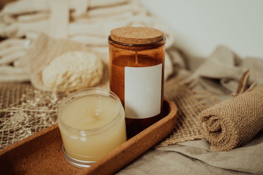 Atmosfera rilassante con candele e oli